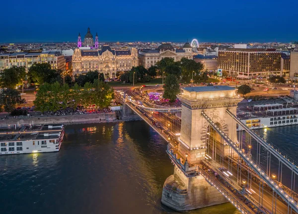 匈牙利布达佩斯 在一个晴朗的夏夜 在蓝色的时间 从空中俯瞰Szechenyi链大桥与圣史蒂芬大教堂 摩天轮和游轮 — 图库照片