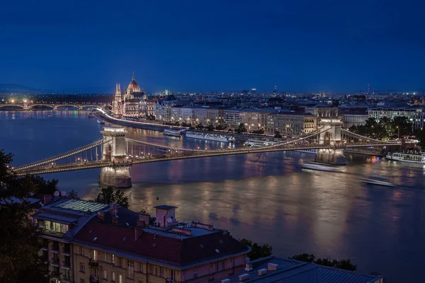 匈牙利布达佩斯 布达佩斯的空中天际线景观 明亮的塞切尼链桥和匈牙利议会大楼在蓝色的时间 在多瑙河上有观光船 — 图库照片