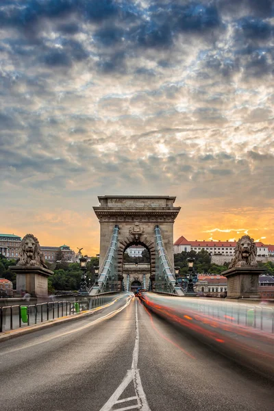 Budapest Ungern Den Ikoniska Szechenyi Chain Bridge Vid Solnedgången Med — Stockfoto