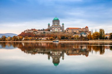 Esztergom, Macaristan - Tuna Nehri kıyısındaki Esztergom 'da Kutsal Bakire Meryem Bazilikası ile güzel bir sonbahar sabahı. Bazilikanın sonbahar renkleri ve yansımaları suda yansıtılır.