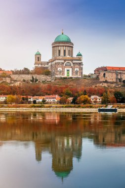 Esztergom, Macaristan - Tuna Nehri kıyısındaki Esztergom 'da Kutsal Bakire Meryem Bazilikası ile güzel bir sonbahar sabahı. Bazilikanın sonbahar renkleri ve yansımaları suda yansıtılır.