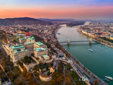 Budapeşte, Macaristan - Güzel Buda Kalesi 'nin hava aracı görüntüsü alacakaranlıkta Szechenyi Zinciri Köprüsü, Macaristan Parlamentosu ve sonbaharda açık mor ve mavi gökyüzü ile birlikte