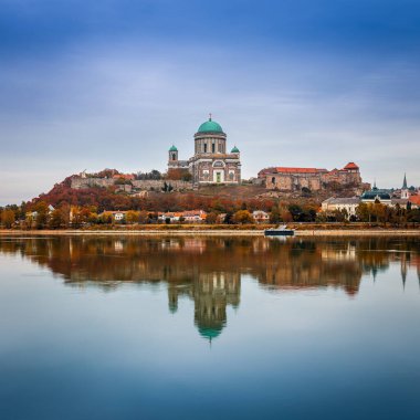 Esztergom, Macaristan - Tuna Nehri kıyısındaki Esztergom 'da Kutsal Bakire Meryem Bazilikası ile güzel bir sonbahar sabahı. Bazilikanın sonbahar renkleri ve yansımaları suda yansıtılır.