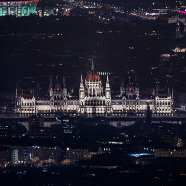 Budapeşte, Macaristan - Macaristan Parlamentosu binası Elisabeth 'in Buda Tepeleri' ndeki gözcülüğünden bir kış gecesi alındı