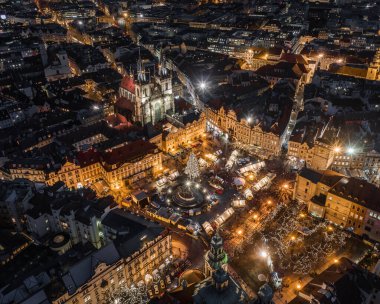Prag, Çek Cumhuriyeti - Eski Şehir Meydanı 'ndaki ünlü geleneksel Noel pazarının havadan görünüşü ve arka planda Tyn ve Old Town Hall' daki aydınlatılmış Kilisemiz