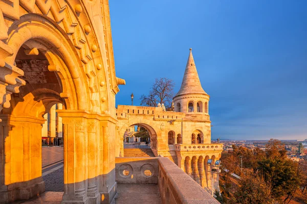 Budapest Magyarország Híres Aranyfényű Halászbástya Napkeltekor Erkélyről Tiszta Kék Őszi — Stock Fotó
