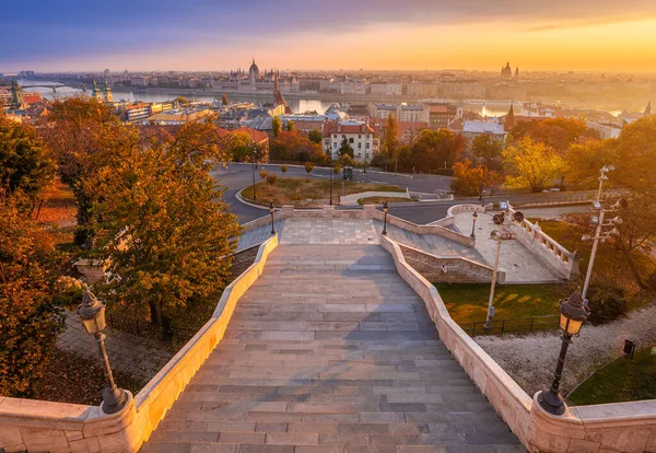 Будапешт Угорщина Осінній Схід Сонця Будапешті Сходами Бастіону Рибалки Парламент — стокове фото