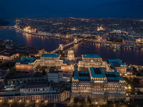 匈牙利布达佩斯 在蓝色时间俯瞰明亮的布达城堡皇家宫殿 Szechenyi Chain Bridge River Danube Parliament Hungary Stephen — 图库照片
