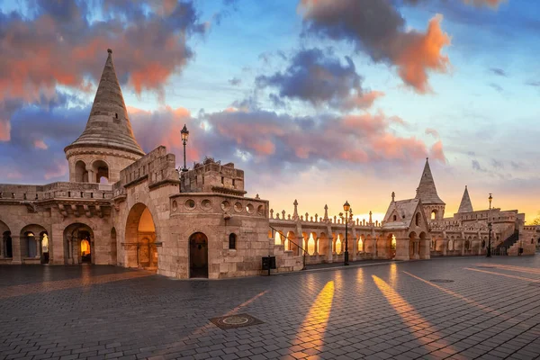 Budapest Magyarország Gyönyörű Őszi Napkelte Várnegyedben Halászbástya Meleg Napfénnyel Narancssárga — Stock Fotó