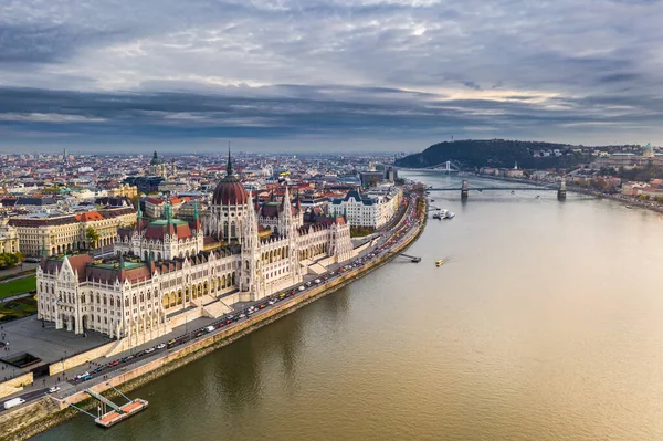 Budapest Magyarország Légi Kilátás Gyönyörű Parlament Magyarország Naplementekor Arany Fényekkel — Stock Fotó