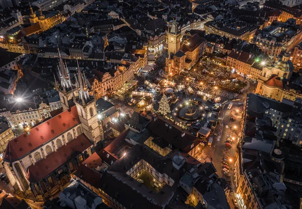 捷克共和国布拉格 在传统圣诞市场 旧城广场和旧城会堂的背景下 在蓝天时分俯瞰泰恩塔前著名的光明圣母教堂 — 图库照片