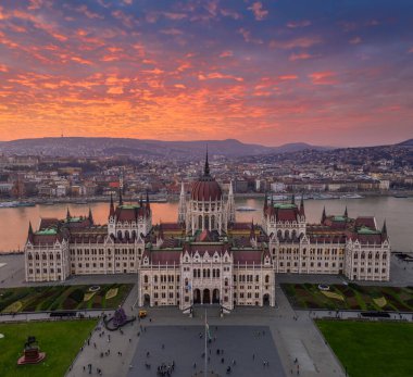 Budapeşte, Macaristan - Gün batımında Macaristan Parlamentosu 'nun güzel mor bulutları, Noel ağacı ve Tuna Nehri' ndeki gezici tekneleri ile hava panoramik görüntüsü