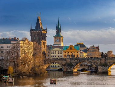 Prag, Çek Cumhuriyeti - Dünyaca ünlü Charles Bridge (Karluv most) ve Old Town Water Tower 'da güzel altın gün batımı ve mavi gökyüzü