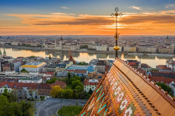 Budapest Ungarn Das Weltberühmte Bunte Dach Der Matthiaskirche Mit Einem — Stockfoto