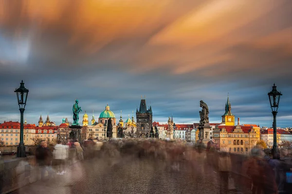 Praga República Checa Milagrosa Puesta Sol Oro Nubes Movimiento Multitud —  Fotos de Stock