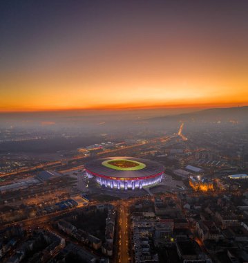 Budapeşte, Macaristan - Budapeşte 'nin hava panoramik manzarası alacakaranlıkta altın bir günbatımıyla. Bu manzarada arka planda yepyeni Ferenc Puskas Stadyumu veya Puskas Arena ve Buda Tepeleri yer alıyor.