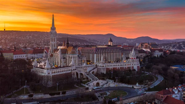Budapest Magyarország Gyönyörű Drámai Arany Naplemente Híres Halaszbastya Mátyás Templom — Stock Fotó