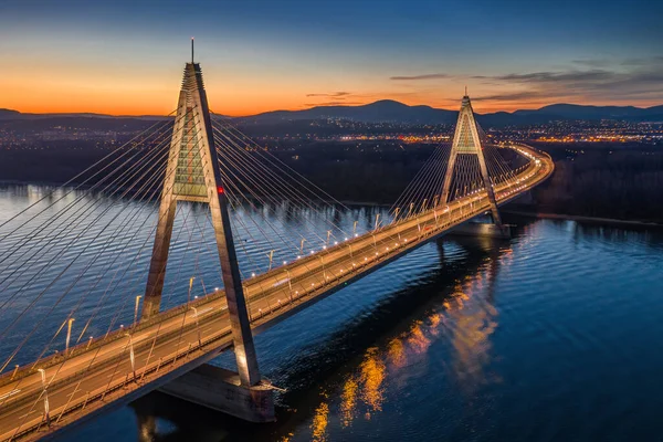 Будапешт Венгрия Воздушный Вид Красивый Освещенный Вантовый Мост Мегьери Через — стоковое фото