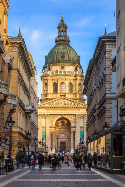 匈牙利布达佩斯 日落时圣斯蒂芬斯大教堂上温暖的色彩 冬季取自Zrinyi街 — 图库照片
