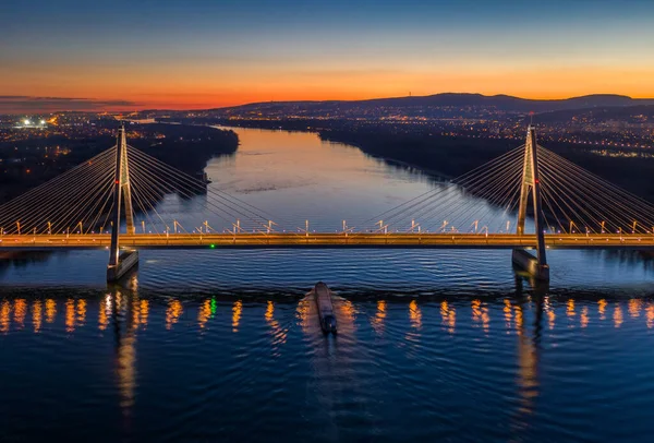 Budapest Ungarn Drohnenaufnahme Der Wunderschönen Beleuchteten Schrägseilbrücke Megyeri Über Die — Stockfoto