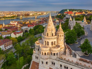Budapeşte, Macaristan - Güneşli bir yaz öğleden sonrası arka planda Szechenyi Zinciri Köprüsü, Elisabeth Köprüsü ve Buda Şatosu Kraliyet Sarayı ile ünlü Balıkçı Kalesi 'nin günbatımında havadan görünüşü