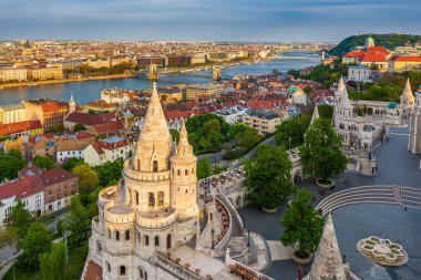 Budapeşte, Macaristan - Güneşli bir yaz öğleden sonrası arka planda Szechenyi Zinciri Köprüsü, St.Stephen Bazilikası ve Buda Kalesi ile ünlü Balıkçı Kalesi 'nin hava manzarası