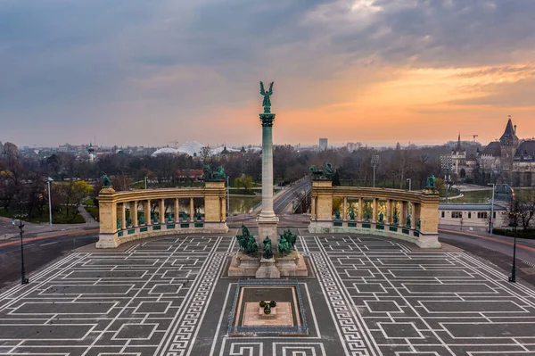 Budapest Hungría Vista Aérea Plaza Los Héroes Totalmente Vacía Durante —  Fotos de Stock