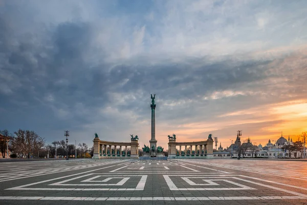 Budapest Hungary People Tourists Totally Empty Heroes Square Morning Day — Stock Photo, Image