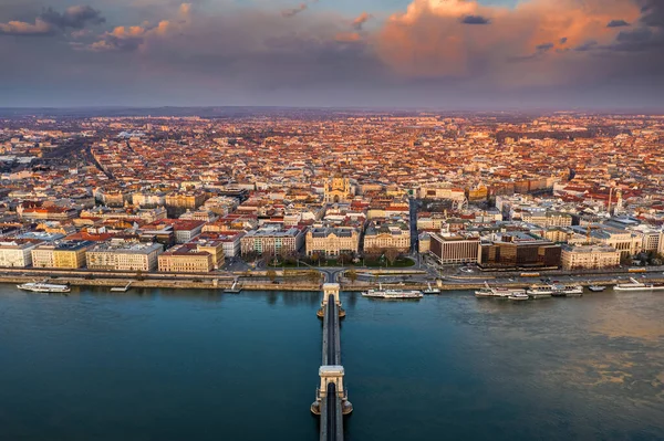 Budapest Magyarország Gyönyörű Arany Felhők Budapest Belvárosa Felett Napnyugtakor Felülről — Stock Fotó