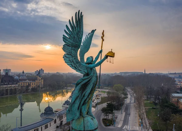 Βουδαπέστη Ουγγαρία Αεροφωτογραφία Του Γαβριήλ Αρχάγγελου Στην Πλατεία Ηρώων Κατά — Φωτογραφία Αρχείου