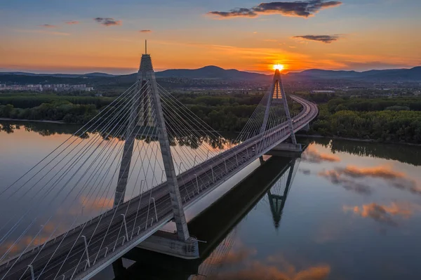 Budapest Ungarn Luftaufnahme Der Megyeri Hängebrücke Bei Sonnenuntergang Mit Wunderschönem — Stockfoto