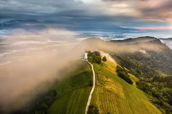 Jamnik Slowenien Luftaufnahme Eines Nebligen Sommersonnenaufgangs Der Kirche Jamnik Primoz — Stockfoto