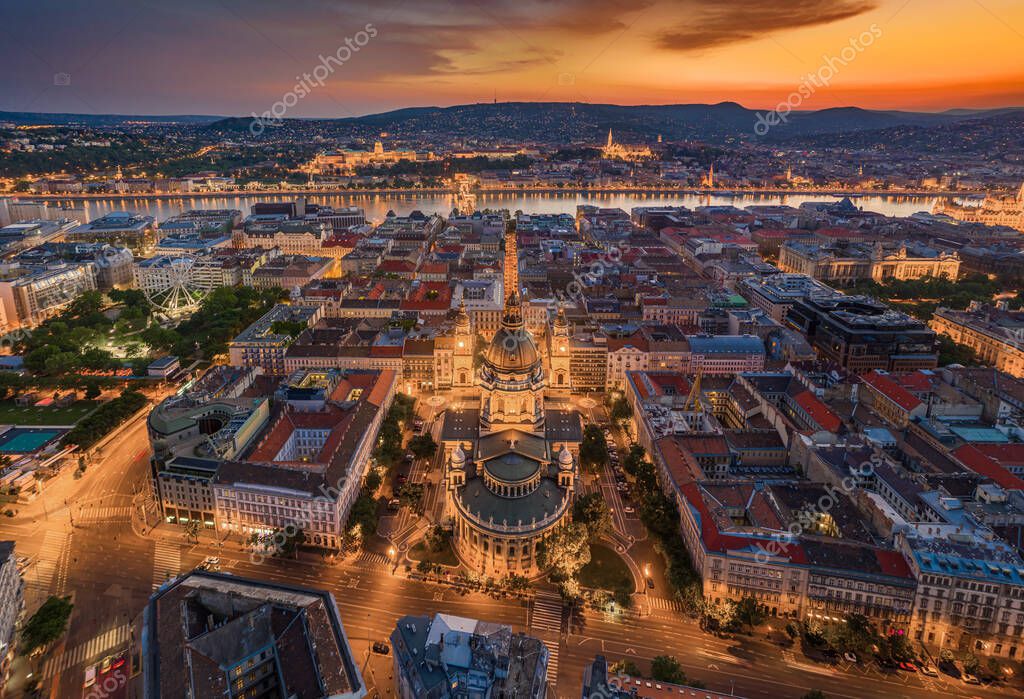 Budapest, Hungría - Vista panorámica aérea de Budapest iluminada con