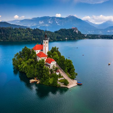 Slovenya Bled Gölü - Bled Gölü 'nün (Blejsko Jezero Gölü) küçük bir adada Meryem' in Hacı Kilisesi ile güzel bir hava manzarası ve yaz mevsiminde Kanlı Kale ve Julian Alps