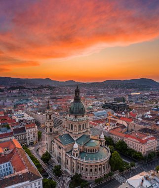 Budapeşte, Macaristan - Göksel panoramik gökyüzü manzaralı St. Stephen Bazilikası ve inanılmaz renkli bir gün batımı ve parlamento binası, Balıkçı Kalesi, Buda Tepeleri arka planda