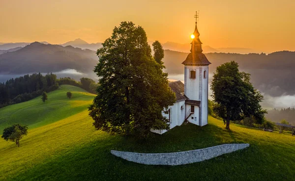 Skofja Loka Eslovênia Vista Aérea Bela Igreja Topo Colina Sveti — Fotografia de Stock