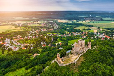Csesznek, Macaristan - Güneşli bir yaz öğleden sonrasında Csesznek ve Csesznek kentinin tepedeki kalesinin havadan panoramik manzarası