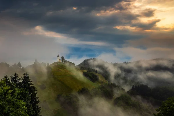 Jamnik Slowenien Magischer Nebliger Sommersonnenaufgang Der Kirche Jamnik Primoz Sanft — Stockfoto