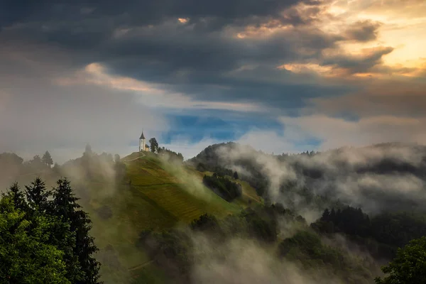 Jamnik Eslovênia Nascer Sol Verão Nebuloso Mágico Igreja Jamnik Primoz — Fotografia de Stock