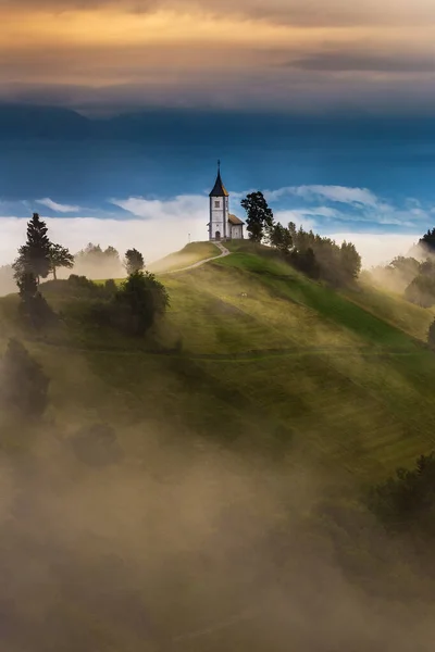 Jamnik Slowenien Magischer Nebliger Sommermorgen Der Bergkirche Jamnik Primoz Bei — Stockfoto