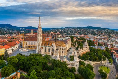 Budapeşte, Macaristan - Güneşli bir yaz sabahı bulutlarla ünlü Matthias Kilisesi ve Balıkçı Kalesi 'nin havadan görünüşü