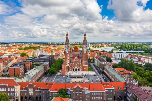Szeged, Macaristan - İç Şehir Köprüsü (Belvarosi gizli) ve mavi gökyüzü ve bulutlarla güneşli bir yaz gününde Kutsal Macaristan Kilisesi ve Katedrali 'nin havadan panoramik manzarası