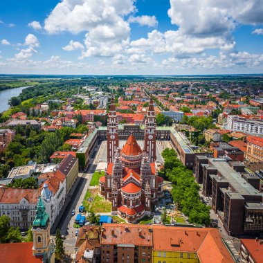 Szeged, Macaristan - Mavi gökyüzü ve bulutlarla güneşli bir yaz günü, Macar Meryem Ana Katedrali 'nin (Szeged Dom) havadan görünüşü