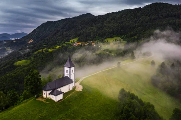 Jamnik Slovenia Вид Воздуха Туманный Летний Восход Солнца Церкви Jamnik — стоковое фото