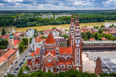 Szeged, Macaristan - Güneşli bir yaz günü Tisza nehri ve mavi gökyüzü ve arka planda bulutlarla Macaristan Anıtı Katedrali 'nin (Szeged Dom) havadan görünüşü