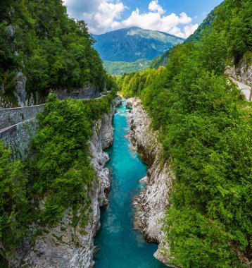 Soca Vadisi, Slovenya - River Soca, Avrupa 'nın Julian Alps kentindeki Triglav Ulusal Parkı' nın Kobarid kenti yakınlarındaki Slovenya Alpleri 'nde yer alan güzel bir turkuaz su ırmağıdır.