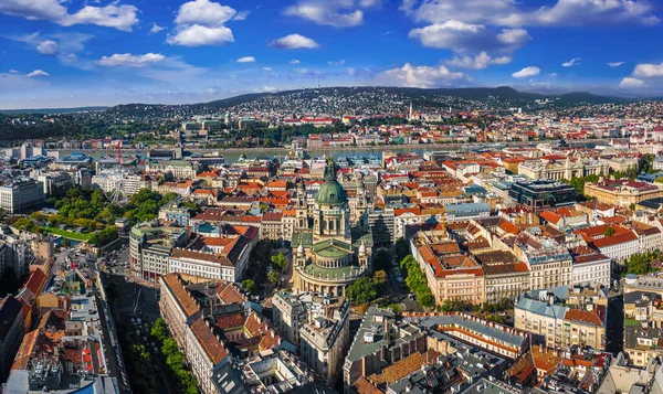 Budapeşte, Macaristan - Aziz Stephen Bazilikası ile Budapeşte 'nin havadan panoramik manzarası. Szechenyi Zincir Köprüsü, Elisabeth Meydanı, Buda Kalesi Kraliyet Sarayı, güneşli bir yaz gününde arka planda dönme dolap.