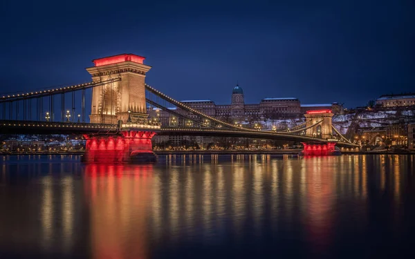 ดาเปสต งการ สะพานโซ Szechenyi องแสงในตอนค าในตอนเย นฤด หนาวก บปราสาทบ ดาพระราชว — ภาพถ่ายสต็อก