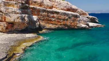 Deniz, kum ve güzel bir yolu olan bir Akdeniz sahilinin insansız hava aracı görüntüleri.