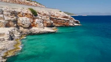 Açık mavi Akdeniz ve gökyüzü yakınlarında sahil ve yolun 4K hava görüntüsü